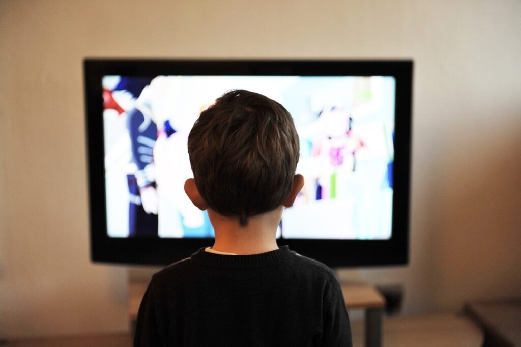 テレビを見ている子ども