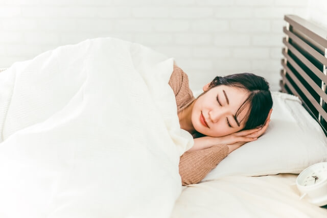 睡眠中の女性