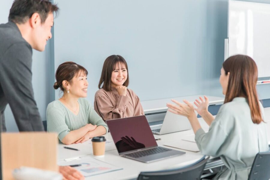 会議中の男女