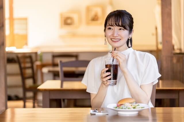 コーヒーを飲んでいる女性