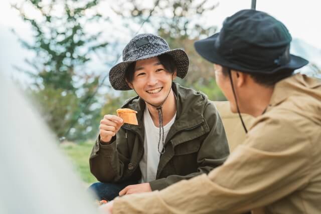 キャンプを楽しむ男性
