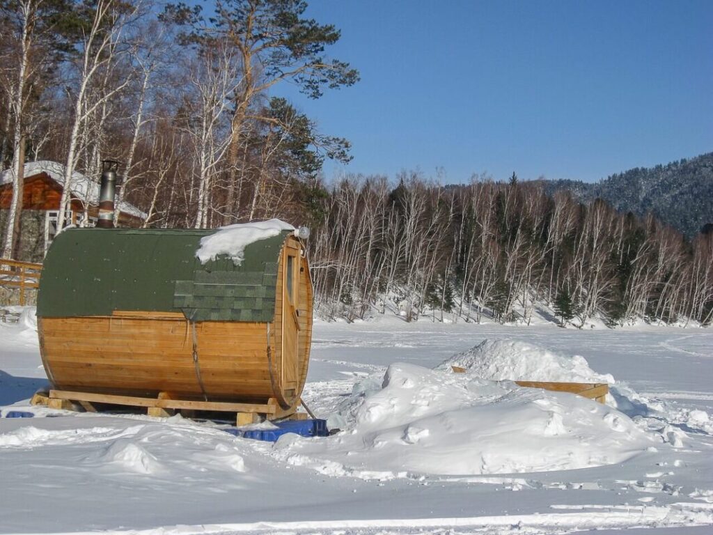 雪山にあるバレルサウナ