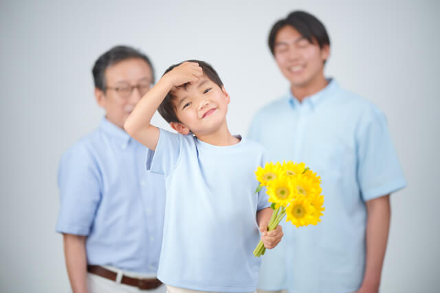 花束を持っている男の子