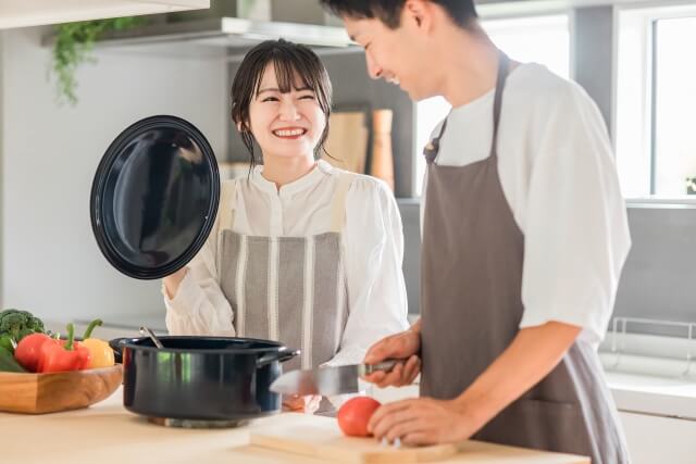 一緒に料理をしている夫婦