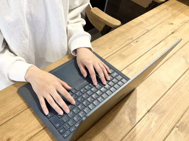 パソコンで作業している女性