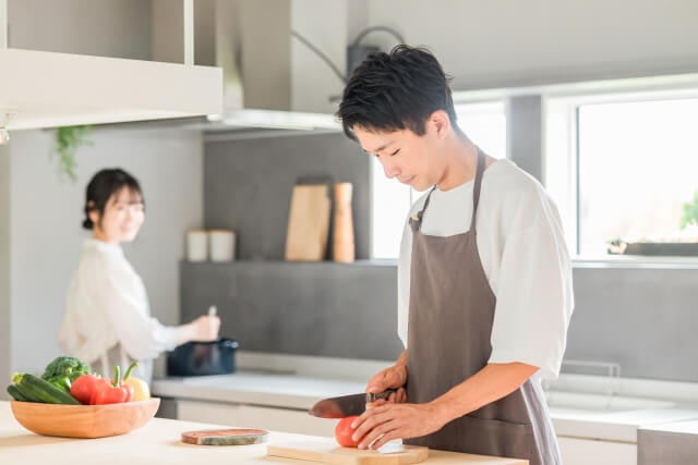 料理をしている男性
