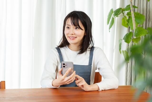 スマホを持っている女性